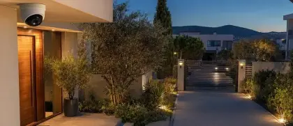 Είσοδος κατοικίας με αυλόπορτα, το σούρουπο